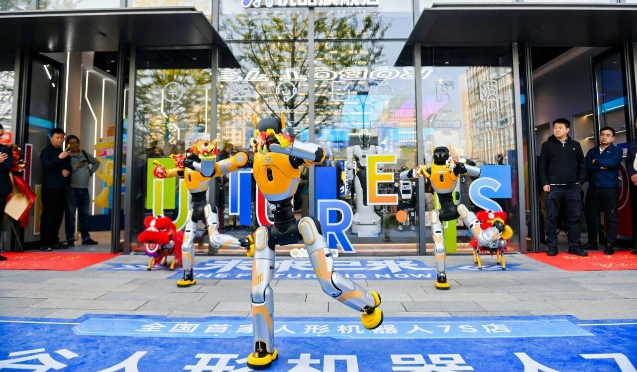 光谷東智機(jī)器人全系出動(dòng)！齊齊亮相全球首家人形機(jī)器人7S店